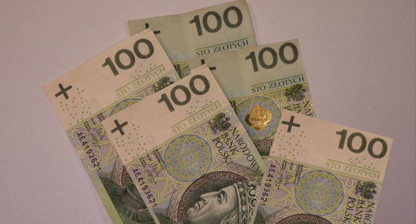 Chciała sprzedać sukienkę - z jej konta skradziono pieniądze