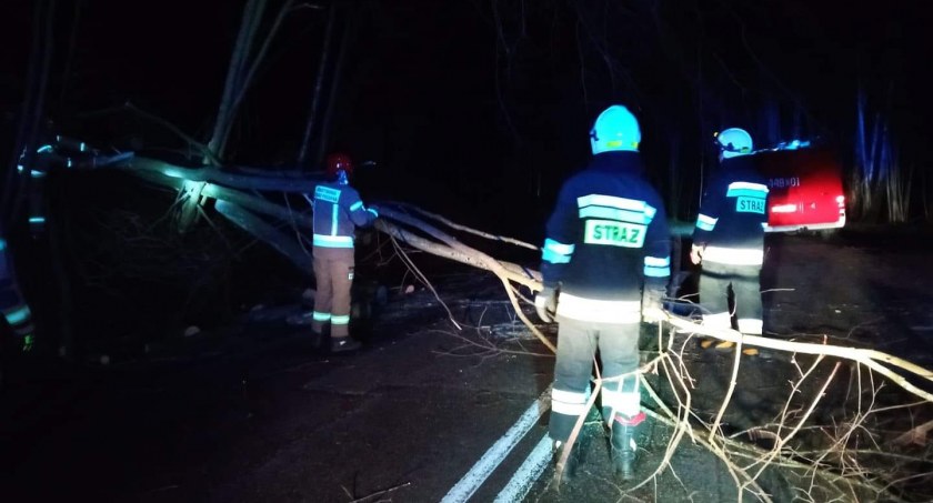 Strażacy wciąż walczą ze skutkami wichury, a mieszkańcy nadal bez prądu 