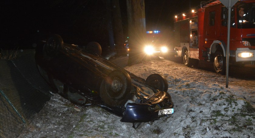 Kczewo. Dachował opel - kierowca w szpitalu