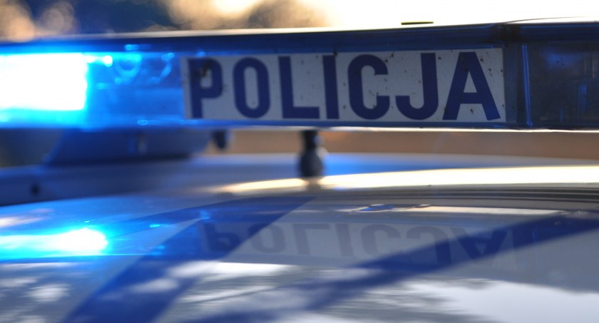 Był poszukiwany. Wsiadł za kierownicę po pijanemu. Wpadł, bo wyprzedzał na podwójnej ciągłej