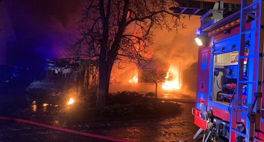 Łyśniewo. Płonął budynek gospodarczy, maszyny i samochody - poszkodowany mężczyzna