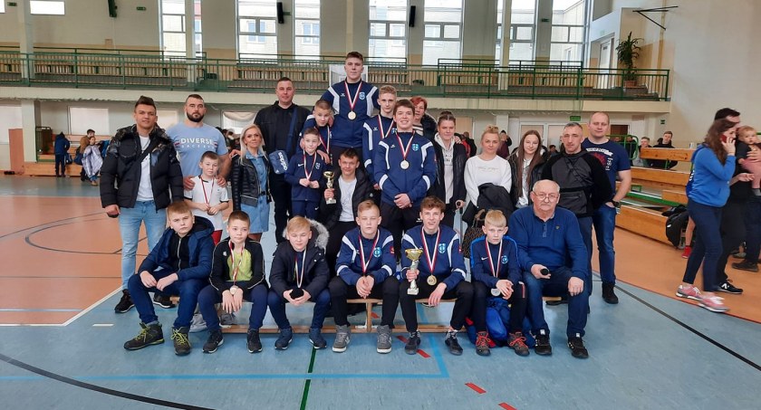 Młodzi zapaśnicy Cartusii z workiem medali podczas Mistrzostw Wybrzeża w Kartuzach