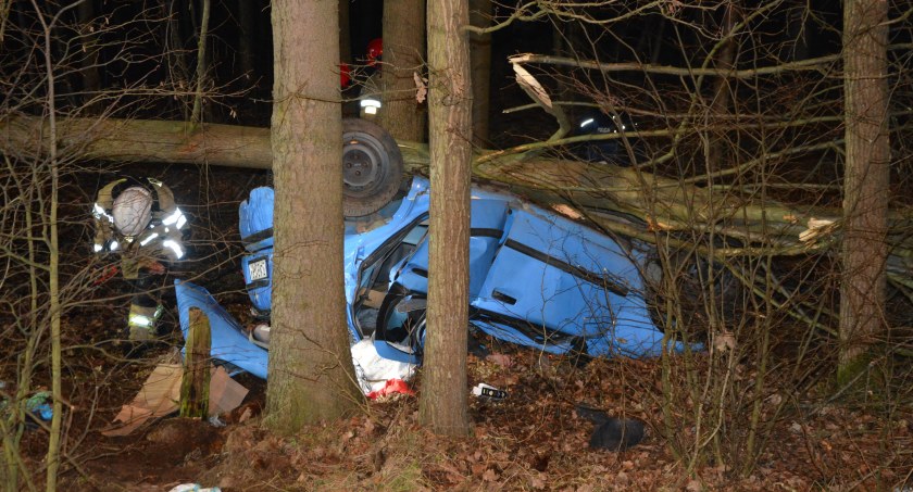 Babi Dół. Tragiczny wypadek na K20 - dachowanie zakończone pod drzewem