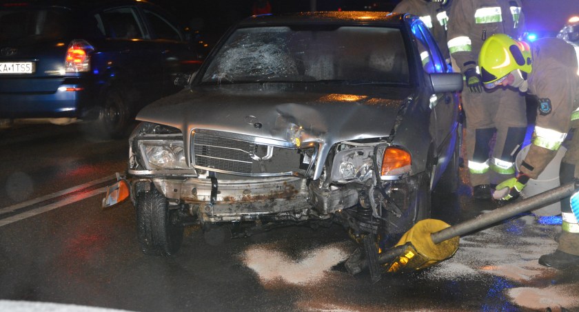 Dzierżążno. Skasował znak drogowy, a następnie zahaczył o opla i audi. Był pijany