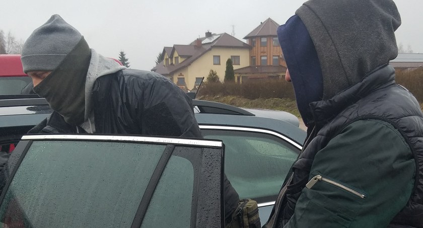 Służby znów wkroczyły na targowisko w Sierakowicach. Zarekwirowano odzież