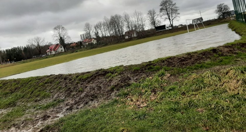 Mirachowo. Woda z boiska zalewa im działkę. Ktoś uszkodził wał przecipowodziowy?