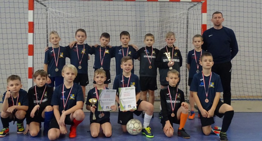 Piłkarze Amatora Kiełpino i FC Gowidlina na podium turnieju Kiełpino CUP rocznika 2012