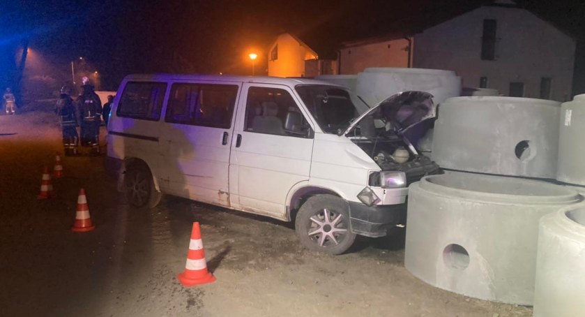 Małkowo. Uderzył busem w betonowe kręgi - był kompletnie pijany