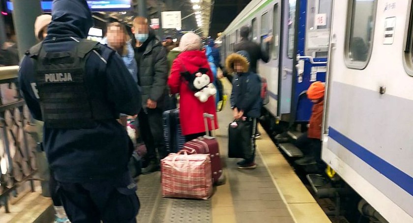 Policjanci z Kartuz pomagają obywatelom Ukrainy na Pomorzu