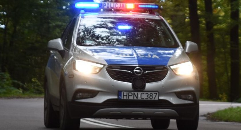 Nie mieli uprawnień, by wsiąść za kierownicę. Wpadli, bo przekroczyli dozwoloną prędkość