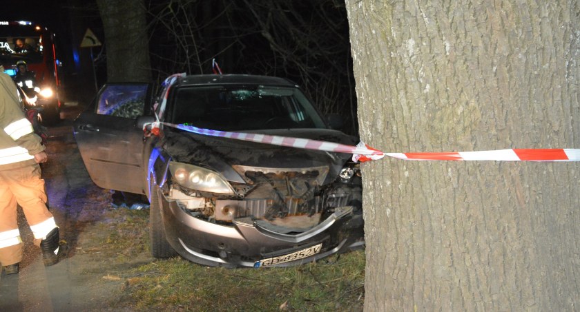 Klukowa Huta. Mazda rozbiła się na drzewie - w aucie dwóch pijanych mężczyzn