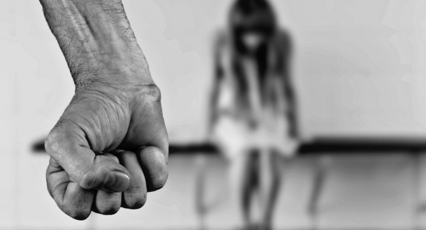 Rodzice adopcyjni zgotowali dzieciom piekło - bili, poniżali i głodzili 