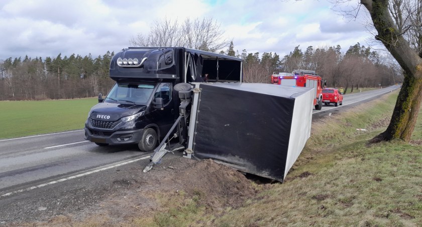 Powalone drzewa i przewrócona przyczepa samochodu - strażacy usuwają skutki silnych wiatrów