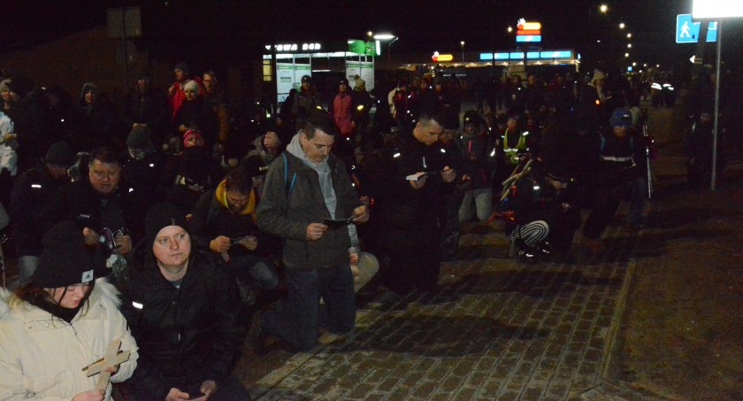 Tłumy pątników na trasie Ekstremalnej Drogi Krzyżowej z Sierakowic do Sianowa