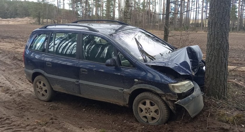 Jazdę po pijanemu skończył na drzewie - trafił do szpitala