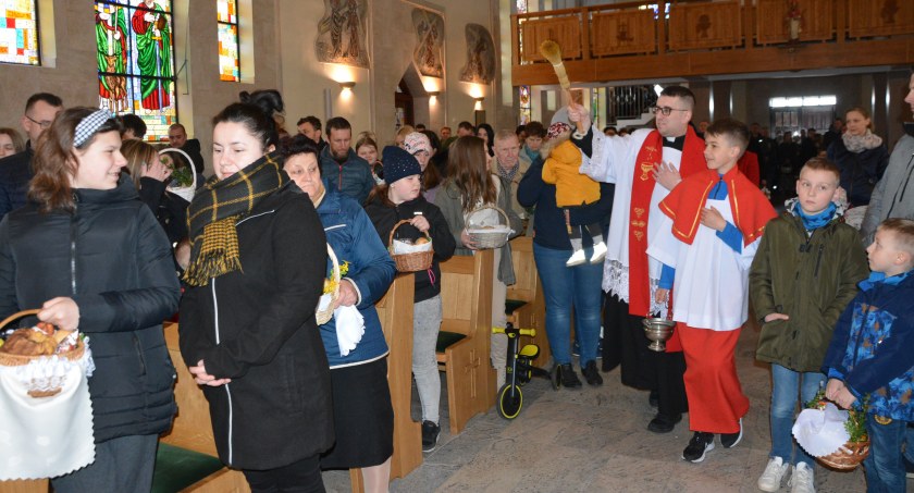 Wielka Sobota. Trwa święcenie pokarmów