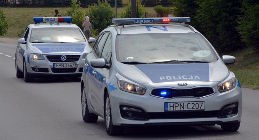 Jechała całą szerokością jezdni - inny kierowca zadzwonił na Policję