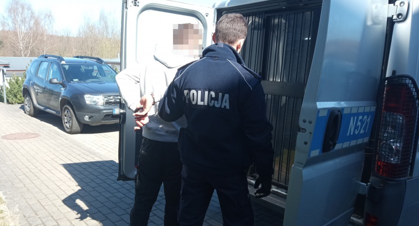 Policjant podczas spaceru w czasie wolnym od służby zatrzymał poszukiwanego 27-latka