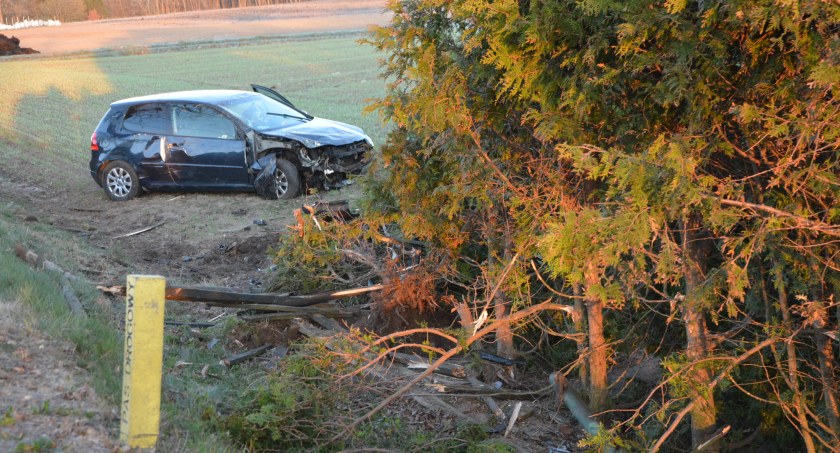 Hopowo. VW wypadł z drogi, zniszczył ogrodzenie i dachował