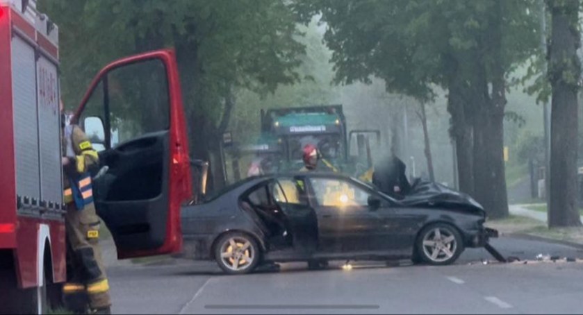 Kolizja na ul. Kościerskiej w Kartuzach. Audi zderzyło się z BMW