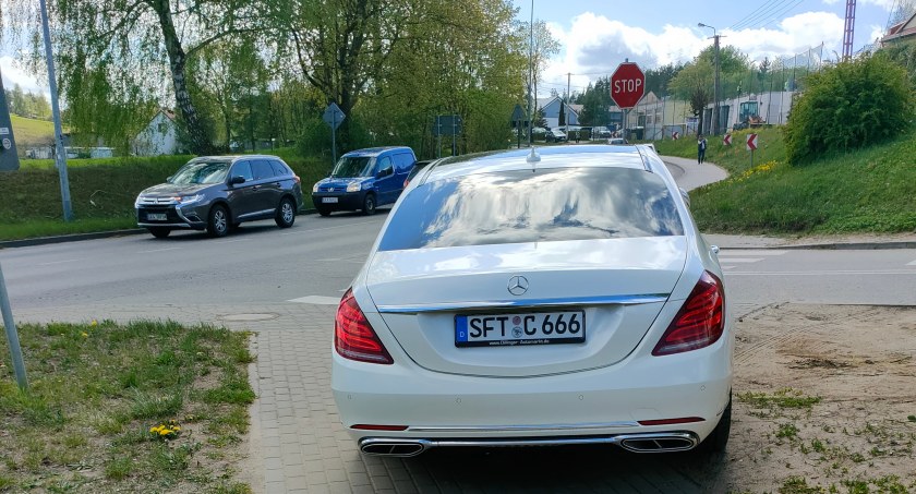Zastawił chodnik przy szkole w Borkowie: 