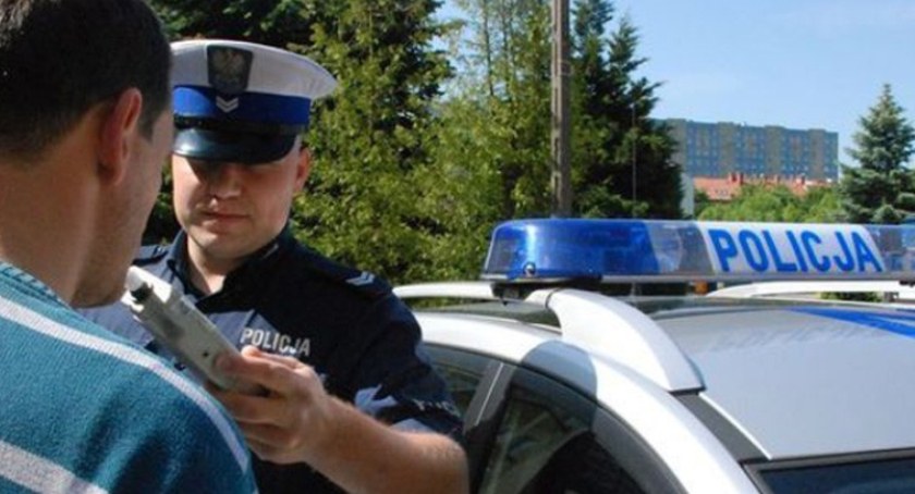 Kierowali pod wpływem alkoholu i narkotyków - czterech mężczyzn w rękach policji