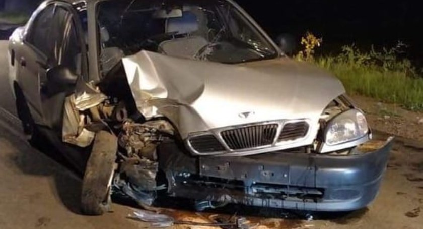 Pępowo. 21-latka daewoo uderzyło w drzewo, a nie powinna prowadzić 