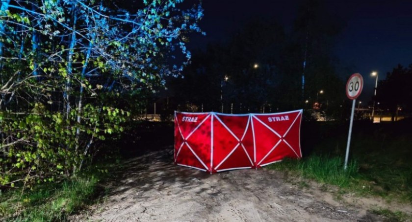 26-latka uderzyła w kamień, 32-latek chciał sprawdzić uszkodzenia. Zginął pod kołami passata