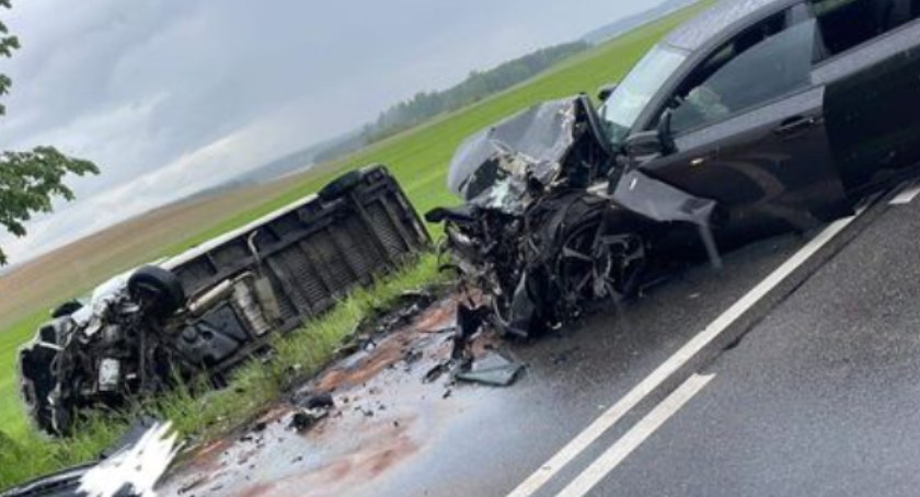 Skorzewo-Stężyca. Czołówka audi z busem - cztery osoby w szpitalu