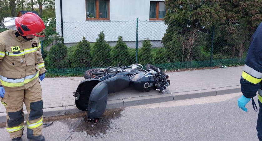 Prokowo. W centrum wsi rozbił się motocyklem na ogrodzeniu - był kompletnie pijany