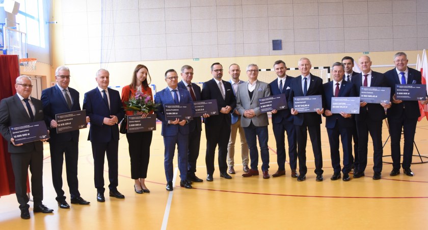 Samorządowcy z powiatu kartuskiego z promesami na inwestycje za ponad 98 milionów złotych