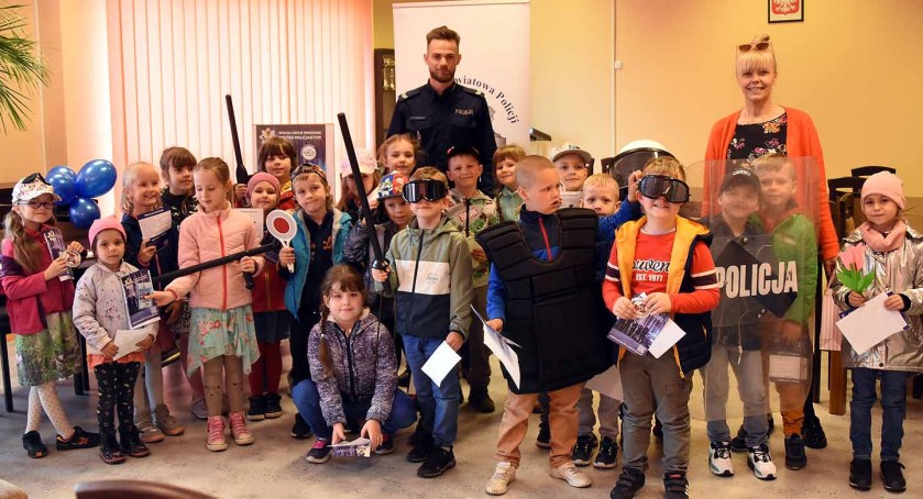 Dzień Dziecka w Komendzie Powiatowej Policji w Kartuzach - najmłodsi poznali tajniki pracy mundurowych