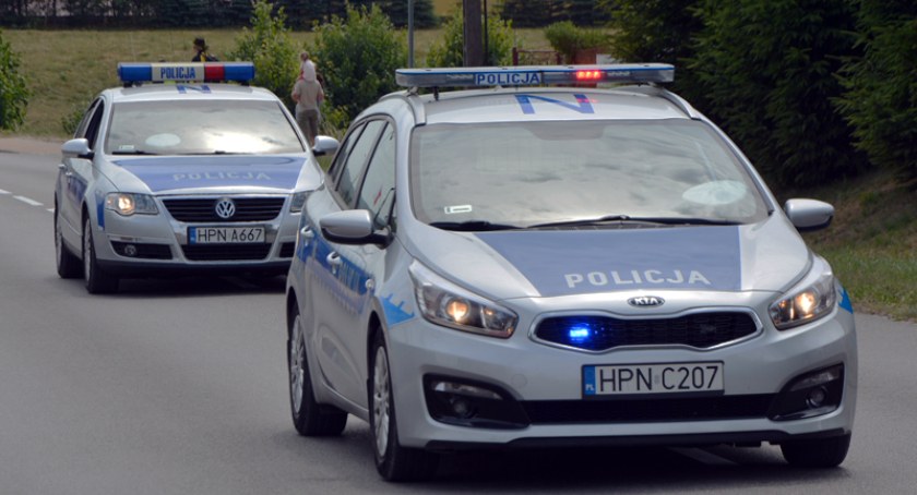 Zatrzymał się, a potem ruszył z piskiem opon. Policyjny pościg za 20-latkiem