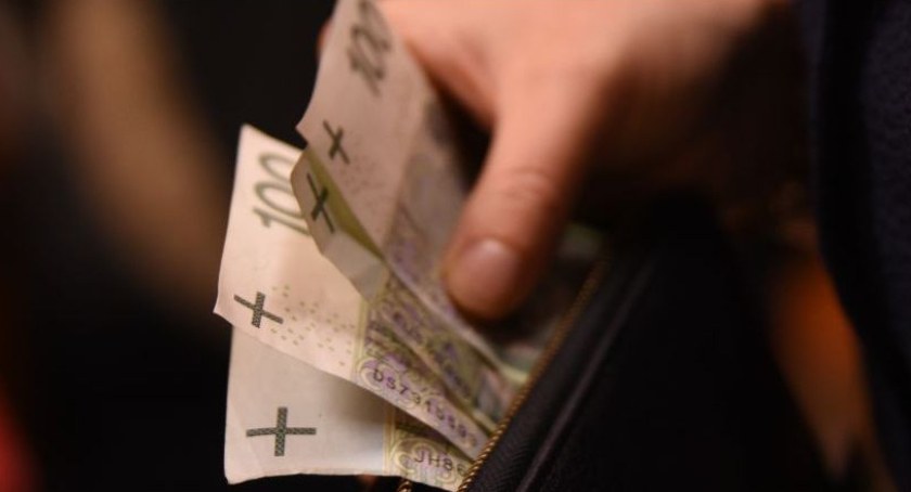 Ukradł z otwartego samochodu 5.000 złotych i ostro zabalował