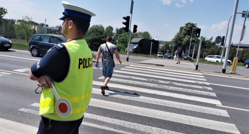 Piesi, rowerzyści i kierowcy pod lupą Policji - trwają policyjne działania