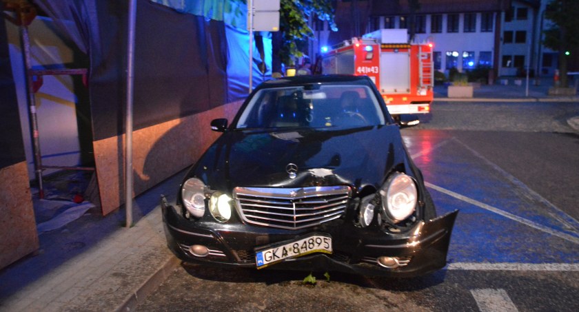 Kartuzy. Nie opanował mercedesa na skrzyżowaniu i uderzył w drzewo