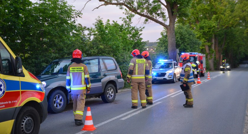 Pępowo. Hyundai uderzył w drzewo - jedna osoba w szpitalu