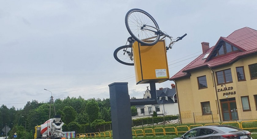 Tuchom. Rower na...fotoradarze - zdejmowali go strażacy