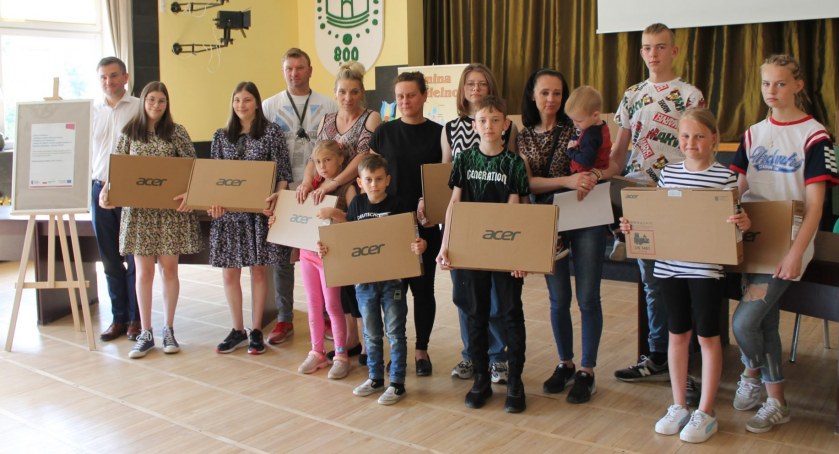 Chmielno. 40 komputerów dla dzieci z terenów popeegerowskich