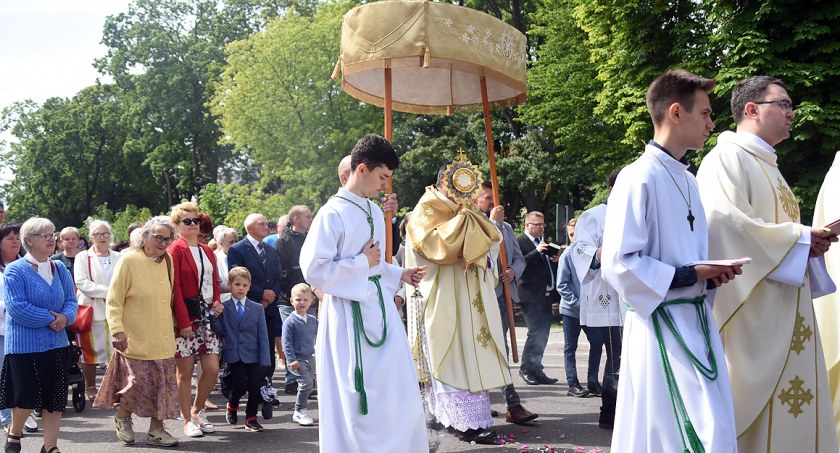 Boże Ciało w Kartuzach - wierni tłumnie uczestniczyli w procesjach