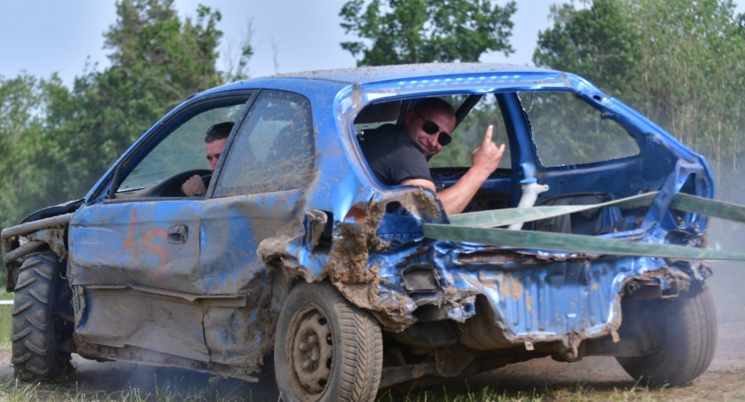 Ryk silników, kłęby kurzu, czyli kolejna odsłona Wrak Race Kościerzyna