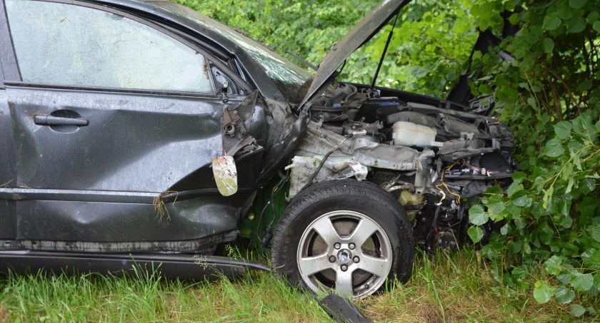 Smętowo Chmieleńskie. Volvo rozbiło się na drzewie 