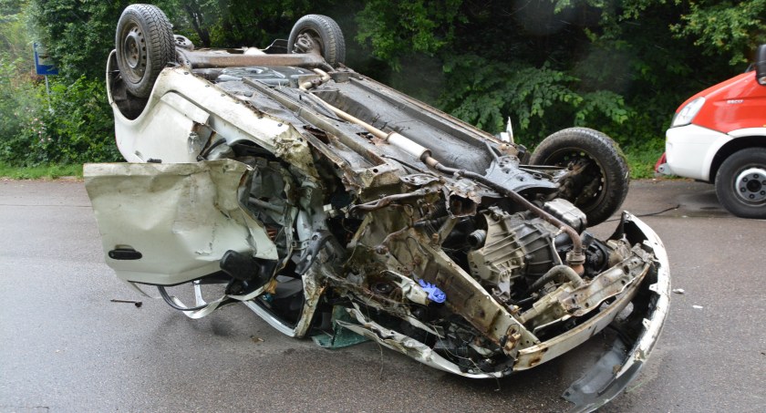 Prokowo. Toyota uderzyła w drzewo i dachowała