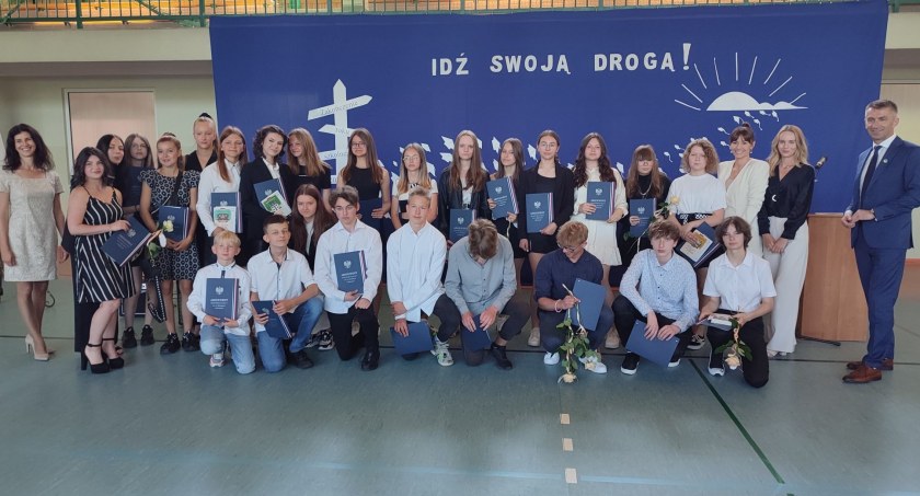 W szkołach rozbrzmiał ostatni dzwonek - rozpoczęły się wakacje
