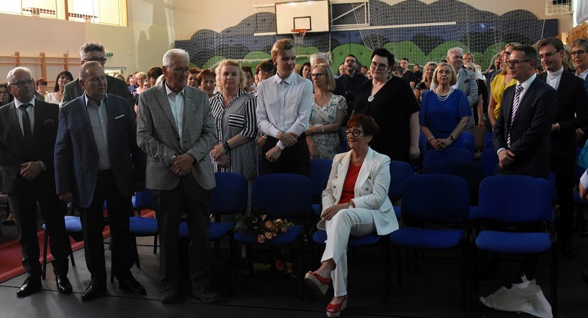 Somonino. Uczniowie, nauczyciele i absolwenci pożegnali Elżbietę Świętoń
