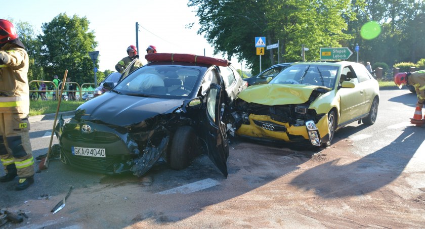 Kartuzy. Czołowo-boczne zderzenie toyoty z audi 