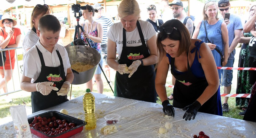 Na Festiwalu Truskawek Kaszubskich w Chmielnie padł nowy rekord - ulepili ponad 1700 knedli