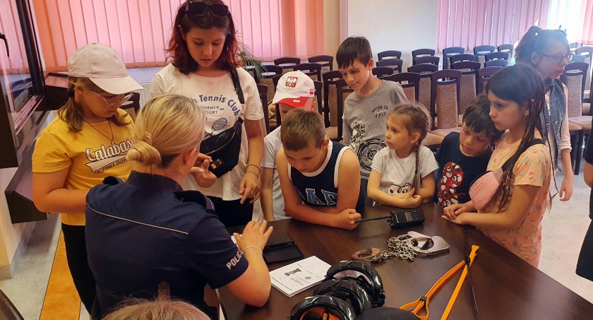 Dzieci z Ukrainy z wizytą u kartuskich policjantów