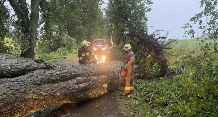 Blisko 90 strażackich interwencji, a wciąż napływają nowe zgłoszenia 