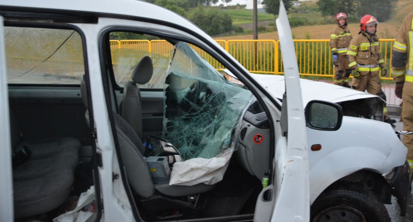 Garcz. Renault wypadło z trasy - ranny mężczyzna